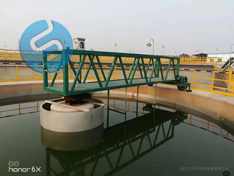 中心传动垂架式刮泥机